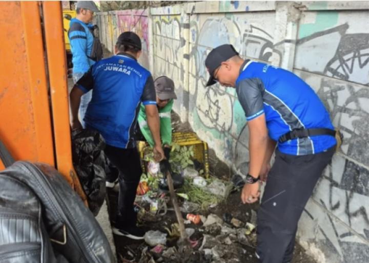 Jumat Asri di Jurumudi, Kecamatan Benda Perkuat Gotong Royong Warga