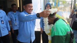 Harkonas 2026: Datang Bayar Air, Pelanggan PDAM Tirta Benteng Pulang Bawa Bunga