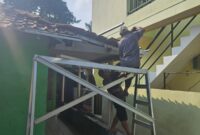 Babinsa Bersama Warga Gotong Royong Pasang Genteng untuk Pembangunan Rumah
