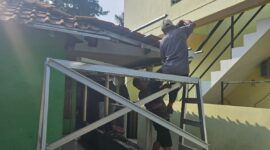 Babinsa Bersama Warga Gotong Royong Pasang Genteng untuk Pembangunan Rumah
