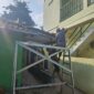 Babinsa Bersama Warga Gotong Royong Pasang Genteng untuk Pembangunan Rumah
