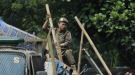 Jaga Fasilitas Umum, Satpol PP Kota Tangerang Razia PKL Liar di Pasar Lembang Ciledug
