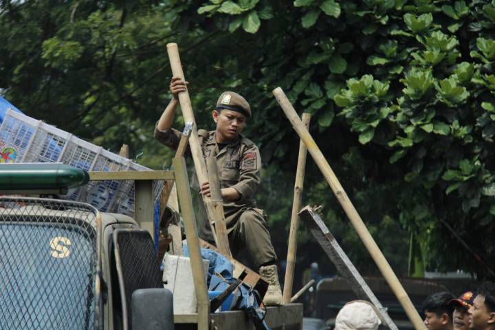 Jaga Fasilitas Umum, Satpol PP Kota Tangerang Razia PKL Liar di Pasar Lembang Ciledug
