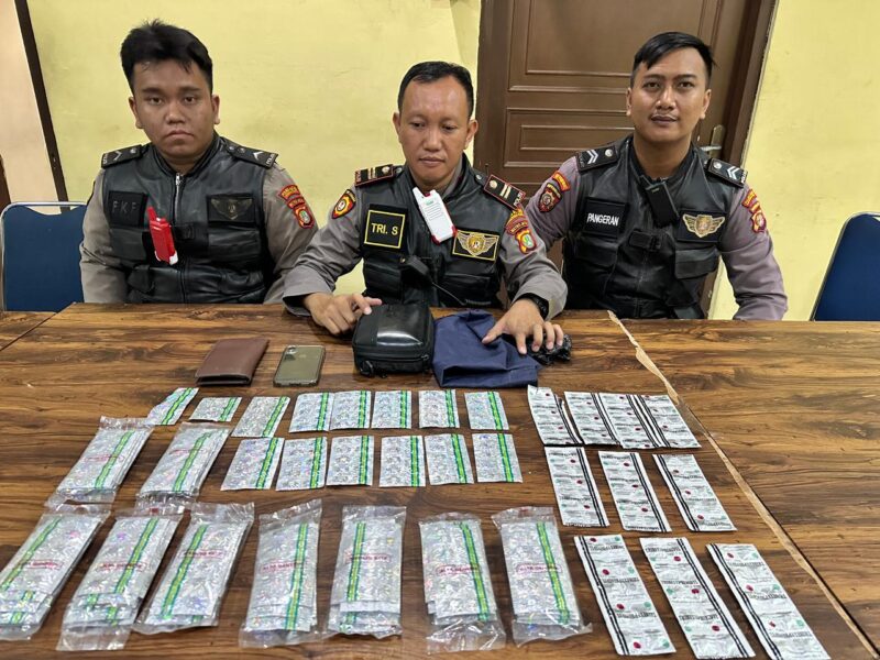 Bawa Ribuan Obat Terlarang, Dua Pria Diciduk Polisi di Tangerang Tengah Malam
