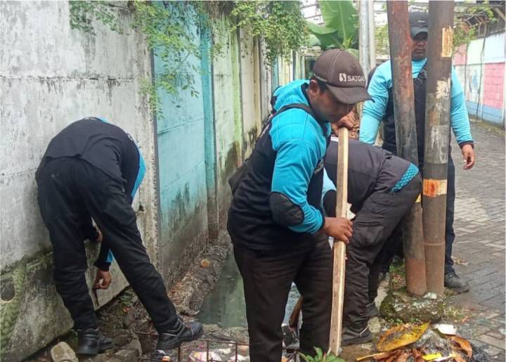 Antisipasi Banjir, Kecamatan Karawaci Rutin Bersihkan Drainase