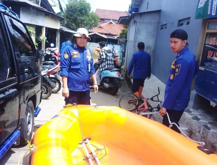 Luapan Kali Angke Picu Banjir di Cipondoh, BPBD Tangerang Kerahkan Evakuasi.