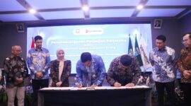 Bupati Serang bersama Plt. BPKAD Kabupaten Serang, Direktur Utama Bank Banten, Kepala Kantor OJK Provinsi Banten, Sekda Kabupaten Serang, Sekda Banten, dan jajaran Komisaris dan Direkur Bank Banten lakukan rangkaian acara mulai dari pembukaan, penandatanganan hingga selesai di Aston Hotel Serang. Kamis (9/4/26).