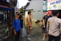 Petugas Gabungan Bantu Evakuasi dan Dirikan Pengungsian Korban Banjir Tinggi di Cipondoh
