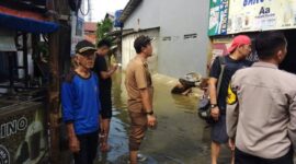 Petugas Gabungan Bantu Evakuasi dan Dirikan Pengungsian Korban Banjir Tinggi di Cipondoh
