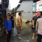 Petugas Gabungan Bantu Evakuasi dan Dirikan Pengungsian Korban Banjir Tinggi di Cipondoh
