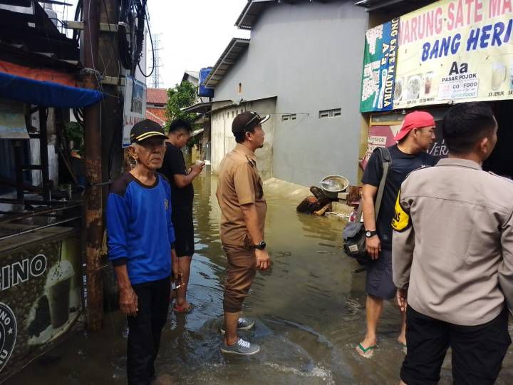 Petugas Gabungan Bantu Evakuasi dan Dirikan Pengungsian Korban Banjir Tinggi di Cipondoh
