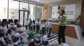 Siswa TK Islam Gunung Jati Ikuti Antusias Ikuti Edukasi Polisi Sahabat Anak di Polres Metro Tangerang Kota