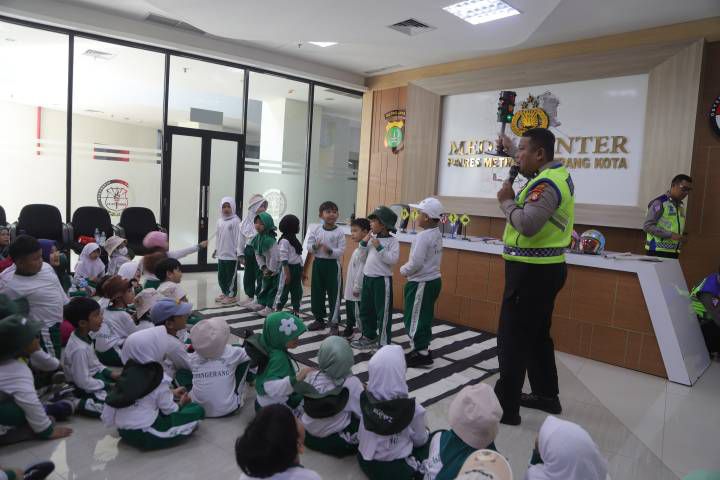 Siswa TK Islam Gunung Jati Ikuti Antusias Ikuti Edukasi Polisi Sahabat Anak di Polres Metro Tangerang Kota