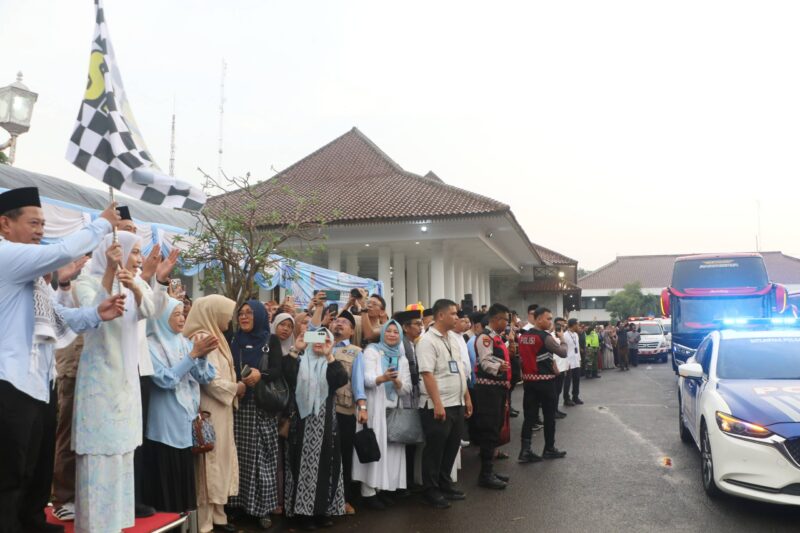 Lepas 388 Jemaah Calon Haji, Pesan Bupati Serang Jaga Akhlakul Karimah
