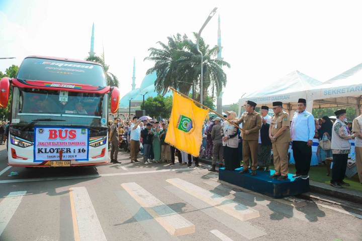 Lepas 393 Calhaj Kloter 16, Maryono Ingatkan Jemaah Jaga Kesehatan di Tanah Suci