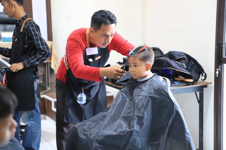 Dinsos Kota Tangerang Berdayakan PPKS Lewat Pelatihan Cukur Rambut Gratis
