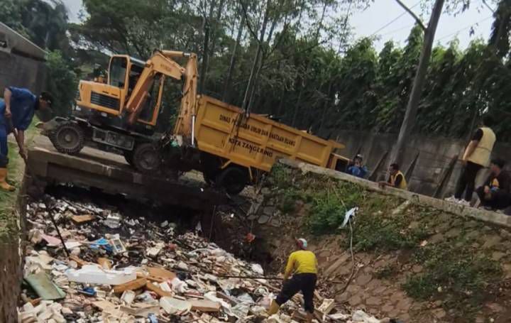 Gerak Cepat Tangani Penyumbatan, Pemkot Tangerang Normalisasi Kali Sabi Cibodas
