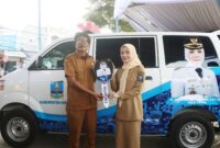 Alihkan Anggaran Mobil Dinas, Bupati Serang Salurkan 5 Mobil Ambulans Desa