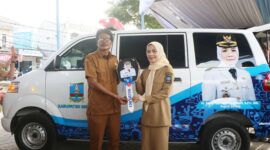 Alihkan Anggaran Mobil Dinas, Bupati Serang Salurkan 5 Mobil Ambulans Desa
