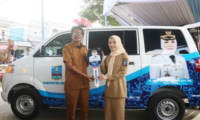 Alihkan Anggaran Mobil Dinas, Bupati Serang Salurkan 5 Mobil Ambulans Desa