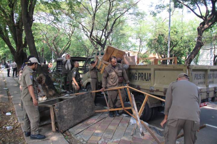 Kembalikan Fungsi Fasilitas Umum, Satpol PP Kota Tangerang Tertibkan PKL di Kawasan Tugu Adipura