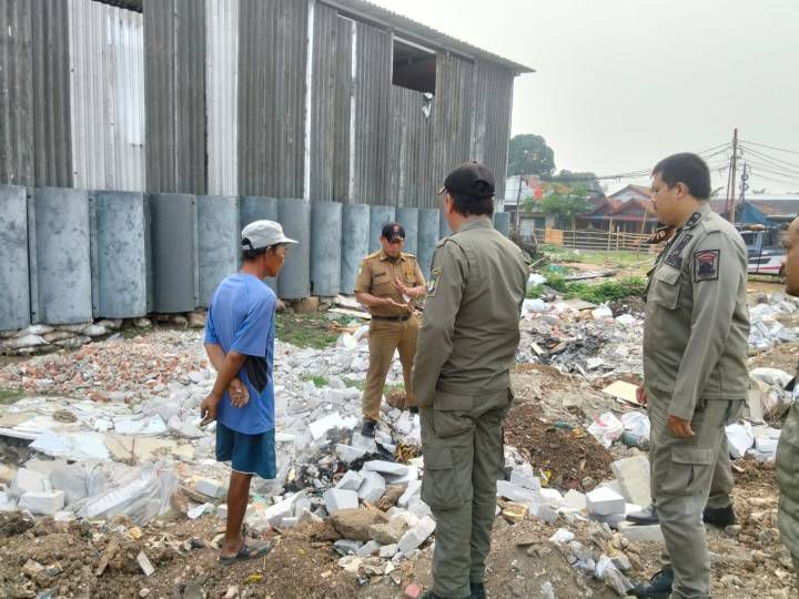 Respons Aduan Warga, Kecamatan Cibodas Tertibkan Aktivitas Pembakaran Sampah 