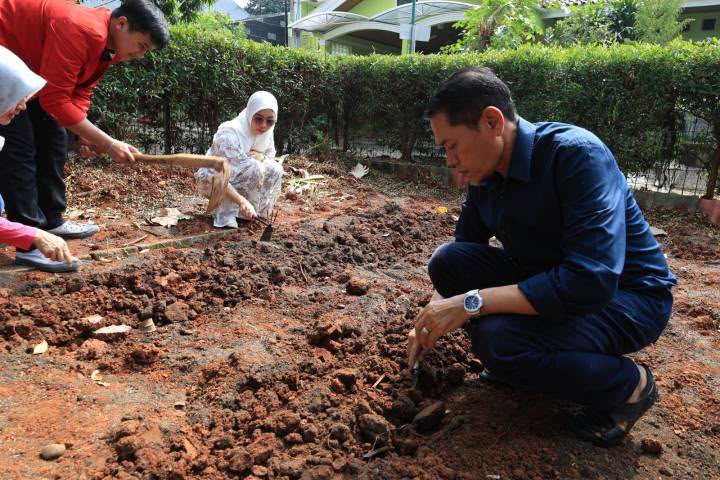 UMB dan KWT Cempaka Asri Kembangkan Pertanian Urban Berbasis Smart Rain Garden