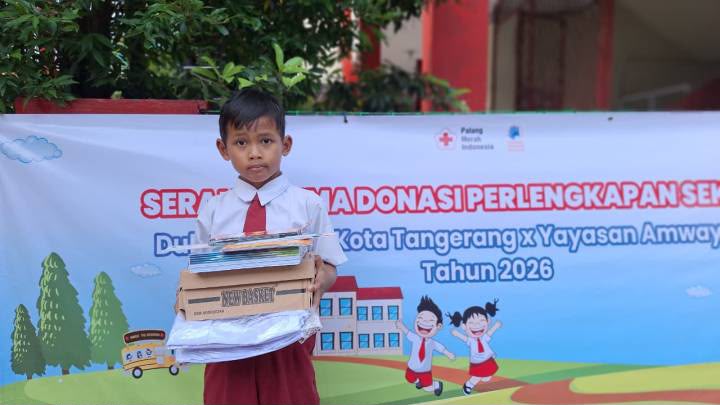 Dukung Pendidikan Anak Sejahtera, PMI Kota Tangerang dan Yayasan Amway Peduli Bagikan 300 Perlengkapan Sekolah 