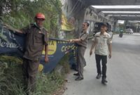 Satgas Trantib Kecamatan Neglasari Tertibkan Spanduk Liar dan Parkir Liar