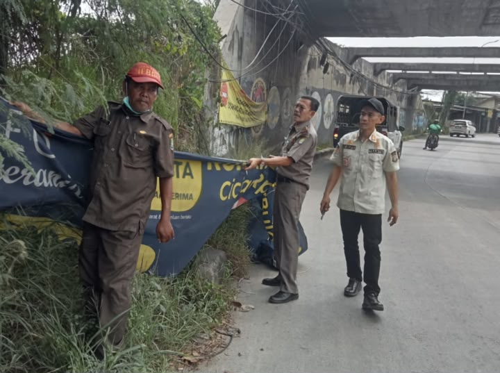Satgas Trantib Kecamatan Neglasari Tertibkan Spanduk Liar dan Parkir Liar
