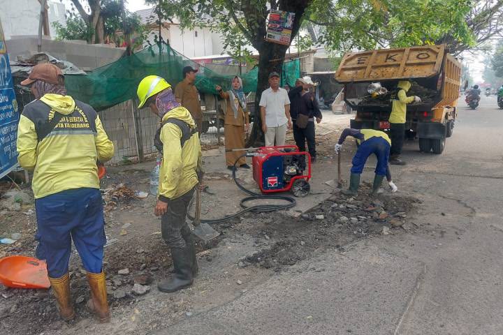 Pemkot Tangerang Kebut Perbaikan Jalan Adam Malik di Kecamatan Larangan