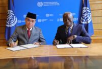 Sampaikan Pesan Presiden Prabowo, Menaker Serahkan Instrumen Asli Ratifikasi Konvensi ILO 188 kepada Dir jen ILO