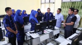 Tinjau SPMB Domisili Lingkungan di SMAN 1 Cilegon, Andra Soni Tegaskan Pendaftaran Harus Sesuai Mekanisme

