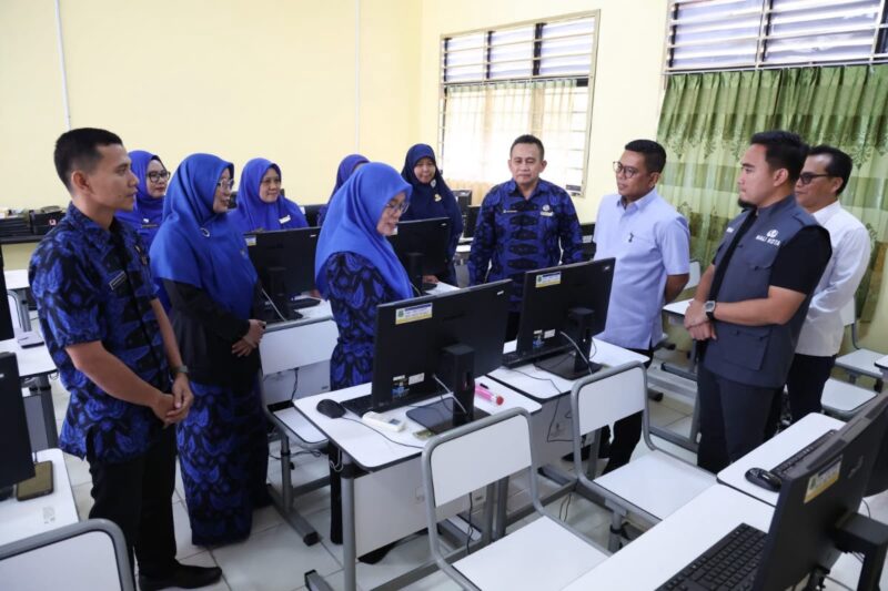 Tinjau SPMB Domisili Lingkungan di SMAN 1 Cilegon, Andra Soni Tegaskan Pendaftaran Harus Sesuai Mekanisme

