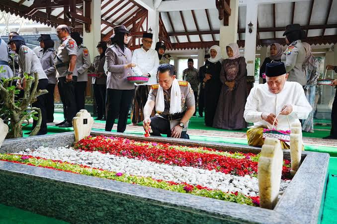 Kapolri Ziarah ke Makam Gus Dur, Kenang Nilai Perjuangan Sambut Hari Bhayangkara ke-80