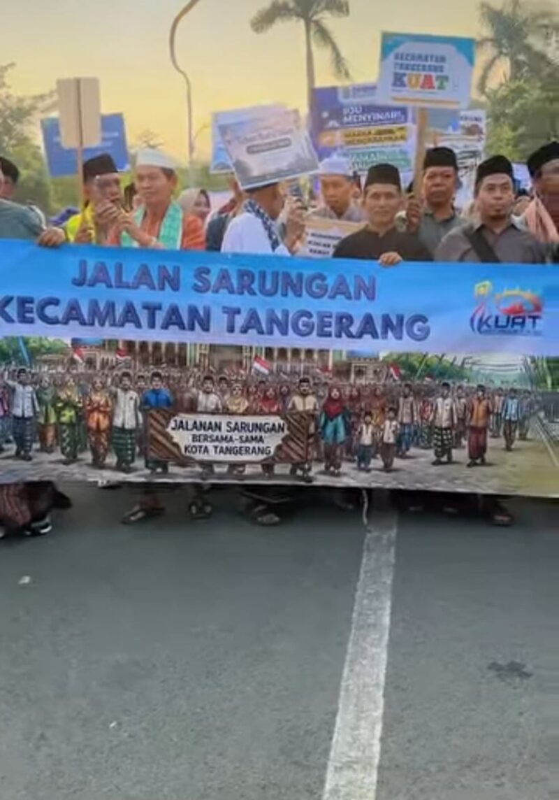 Camat Tangerang Bersama Staf Ikuti Jalan Sehat Sarungan Bersama Wali Kota Tangerang 