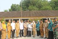 Bersama Kantah Kabupaten Serang, Bupati Ratu Zakiyah Door to Door Bagikan Sertipikat di Kopo