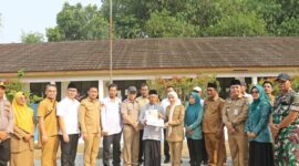 Bersama Kantah Kabupaten Serang, Bupati Ratu Zakiyah Door to Door Bagikan Sertipikat di Kopo