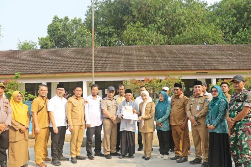Bersama Kantah Kabupaten Serang, Bupati Ratu Zakiyah Door to Door Bagikan Sertipikat di Kopo