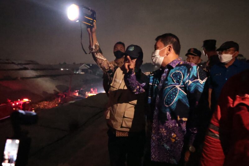 Bupati Maesyal Tinjau Kebakaran TPA Jatiwaringin, Pastikan Penanganan dan Evakuasi Warga Berjalan Cepat 