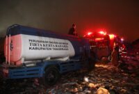 Dukung Penanganan Darurat, PERUMDAM TKR Bantu Suplai Air untuk Pemadaman TPA Jatiwaringin