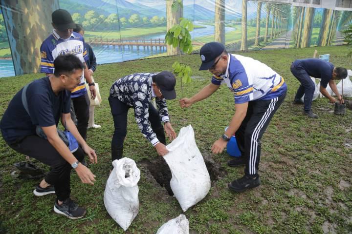 Tanam Pohon di Rakernas APEKSI, Wali Kota Tangerang Dorong Gerakan Pelestarian Lingkungan Berkelanjutan