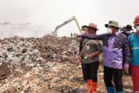 Pantau Langsung Penanganan Kebakaran TPA Jatiwaringin, Bupati Maesyal Pastikan Pemadaman Terus Dimaksimalkan