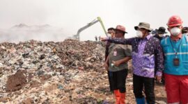 Pantau Langsung Penanganan Kebakaran TPA Jatiwaringin, Bupati Maesyal Pastikan Pemadaman Terus Dimaksimalkan