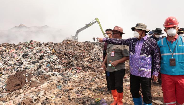 Pantau Langsung Penanganan Kebakaran TPA Jatiwaringin, Bupati Maesyal Pastikan Pemadaman Terus Dimaksimalkan