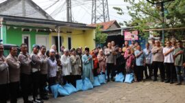 Kapolres Metro Tangerang Kota Bagikan Sembako dan Ingatkan Bahaya Tawuran serta Narkoba
