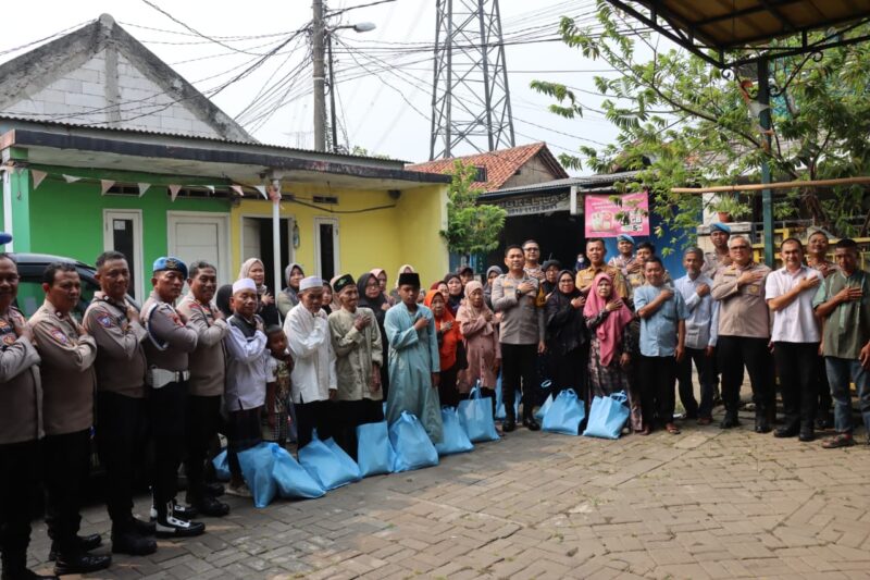 Kapolres Metro Tangerang Kota Bagikan Sembako dan Ingatkan Bahaya Tawuran serta Narkoba
