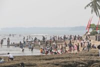 Masih Jadi Favorit, 273.158 Wisnus dan Wisman Kunjungi Pantai Anyer-Cinangka Selama Libur Sekolah