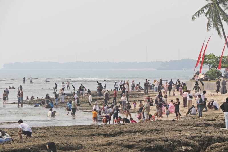 Masih Jadi Favorit, 273.158 Wisnus dan Wisman Kunjungi Pantai Anyer-Cinangka Selama Libur Sekolah