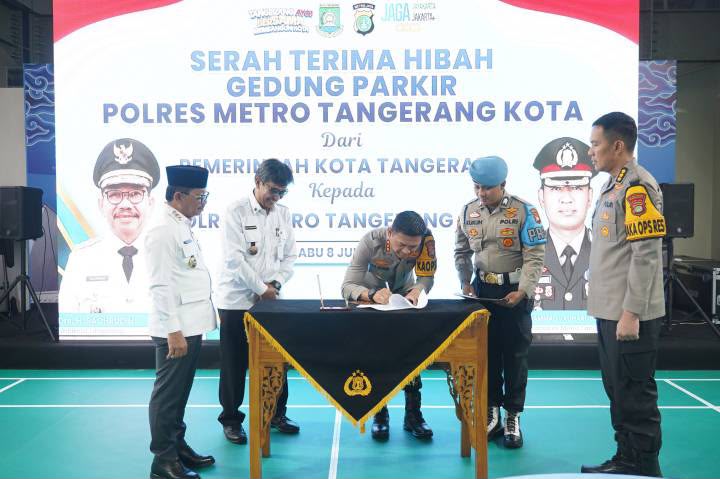 Perkuat Sinergi Pelayanan Publik, Pemkot Tangerang Serahkan Hibah Gedung Parkir Polres Metro Tangerang Kota
